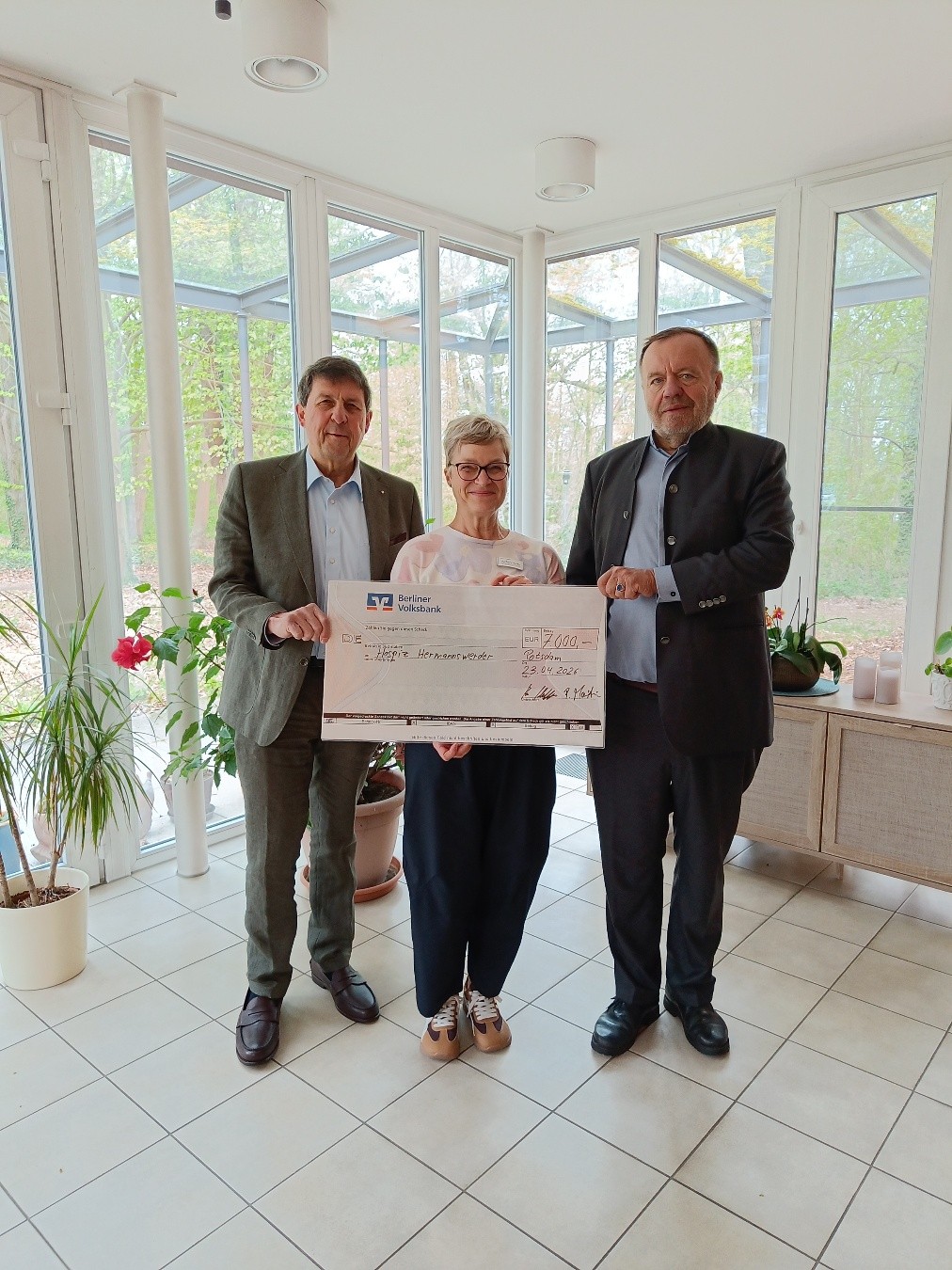 Scheckübergabe in Hospiz auf Hermannswerder